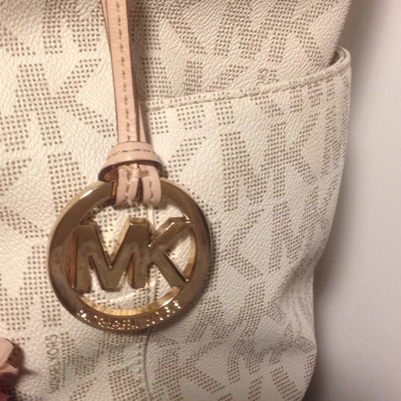 ❤ITEM SOLD❤MK VANILLA JET SET TOTE - Picture 5 of 8